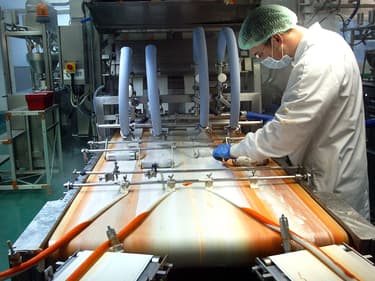 Un employé de l'entreprise "Comaboko" travaille, le 05 mars 2004 à Saint-Malo, sur une machine à formater des bâtonnets de surimi.