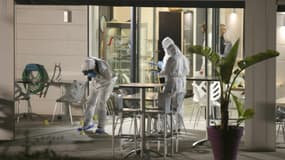 Des enquêteurs inspectent les lieux dans une brasserie à Ajaccio, le 8 juin 2020 après qu'un tireur masqué a fait deux blessés