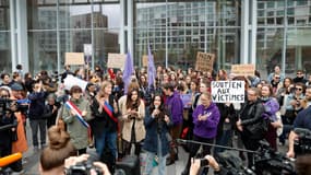 Des militantes féministes manifestant le 28 octobre devant le tribunal à Paris, en marge du procès Depardieu.