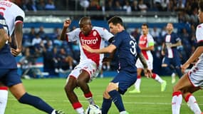 Mohamed Camara au duel avec Lionel Messi