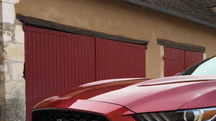 Ford a placé la majorité du couple sur les roues arrière. Résultat: le poney chasse de la croupe dès qu'il en a l'occasion. Ford a placé la majorité du couple sur les roues arrière. Résultat: le poney chasse de la croupe dès qu'il en a l'occasion.