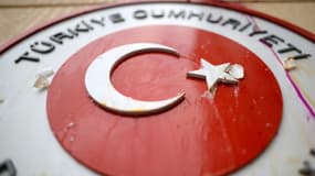 Des oeufs envoyés sur les symboles de la Turquie, à l'ambassade turque à Moscou, le 25 novembre 2015, après une manifestation de Russes réagissant après que l'armée turque a abattu un chasseur russe