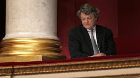 Jean-Louis Borloo, ici à l'Assemblée, a annoncé jeudi qu'il ne serait pas "candidat à titre personnel" à la mairie de Paris lors des élections municipales de mars 2004, alors que plusieurs médias lui prêtaient l'intention contraire. /Photo prise le 28 nov