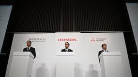 (De gauche à droite) Makoto Uchida, président-directeur général de Nissan Motor Corporation, Toshihiro Mibe, président-directeur général de Honda, et Takao Kato, président-directeur général de Mitsubishi Motors, assistent à une conférence de presse conjointe à Tokyo, le 23 décembre 2024. Les géants japonais de l'automobile Honda et Nissan ont annoncé lundi leur intention de coter une nouvelle société holding en août 2026, les deux sociétés ayant annoncé qu'elles entamaient des pourparlers en vue d'une fusion. (Légende AFP en anglais via Google Traduction)