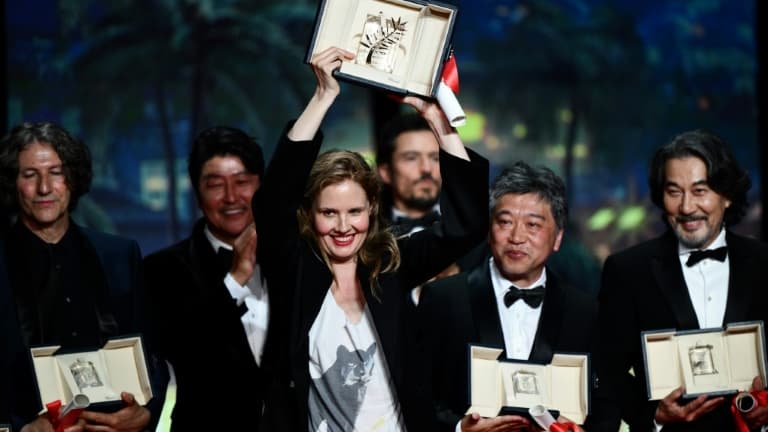 De g. à d., les lauréats Jonathan Glazer, Song Kang-ho, Justine Triet, Kore-eda Hirokazu et Koji Yakusho, à la cérémonie de clôture du 76e Festival de Cannes, le 27 mai 2023