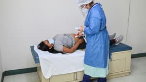Une femme enceinte qui présente des symptomes du Covid-19 est auscultée dans un centre de soins Tlapa de Comonfort, au Mexique le 7 septembre 2020