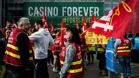 Des membres de la CGT rassemblés devant le siège de Casino à Saint-Etienne, le 22 juin 2023.