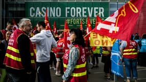 Des membres de la CGT rassemblés devant le siège de Casino à Saint-Etienne, le 22 juin 2023.