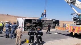Opération de secours après un accident d'autocar à l'est de Casablanca, au Maroc, le 17 août 2022