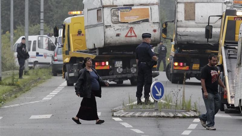 Démantèlement des campements de Roms à Villeneuve d'Ascq. Manuel Valls a assuré mardi que la politique menée par le gouvernement à l'égard des Roms de Roumanie et de Bulgarie n'avait "rien à voir" avec celle menée par Nicolas Sarkozy. /Photo prise le 9 ao