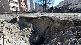 Un cratère causé par un bombardement à Kiev, le 28 février 2022