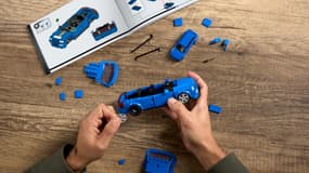 Des briques, un manuel à suivre pour construire son véhicule... Mattel vise clairement Lego avec sa nouvelle gamme de voitures miniatures.