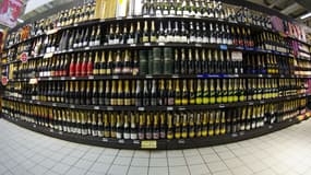 Le rayon des boissons alcoolisées dans un supermarché.