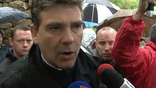 Arnaud Montebourg, sous la pluie au Mont Beuvray, défend son bilan.