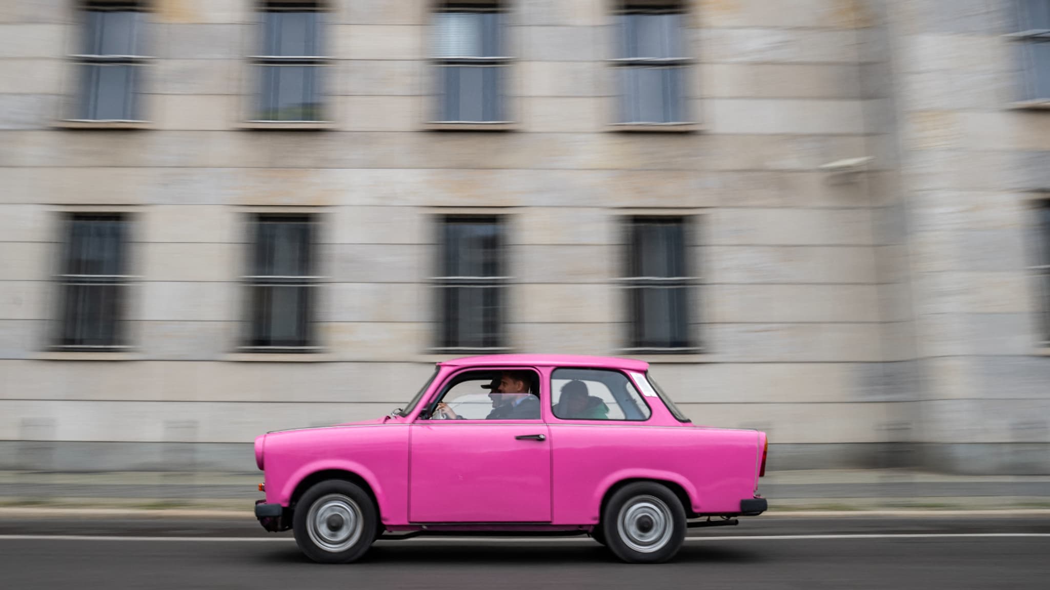 [Légende AFP via Google Traduction]    A trabant goes to the construction of the Ministry of Finance when leaving the court of the Berlin Trabiworld operator, which offers 