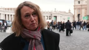 Elisabetta Piqué journaliste et amie du pape François, place Saint-Pierre au Vatican le 20 février 2025.