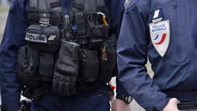 Uniformes de policiers. (illustration)