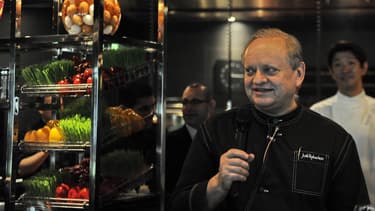 Le chef cuisinier Joël Robuchon, le 27 avril 2011 à Singapour.