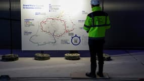 Un employé devant une carte avant le premier roulage du métro de la ligne 15 du Grand Paris Express, le 28 novembre 2023 à la gare de Champigny-sur-Marne, près de Paris.