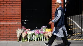 Un homme passe devant la mosquée de Finsbury Park, le 19 juin, près de l'endroit où un véhicule a fauché des fidèles. 