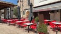 La terrasse d'un restaurant de l'Ardèche fermée à cause de la canicule. 
