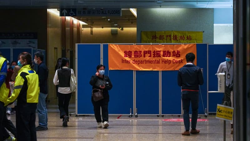 "Je n'ose plus l'appeler": à Hong Kong, l'angoisse des proches des disparus après l'incendie qui a fait plus de 120 morts