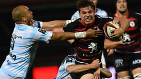 Le demi de mêlée de Toulouse, Antoine Dupont, ballon en main, lors du match de Top 14 à domicile contre le Racing 92, le 24 avril 2021