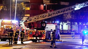 Pompiers à l'oeuvre samedi soir devant le hangar sinistré, sur le port de Boulogne-sur-Mer.