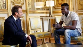 Emmanuel Macron et Mamoudou Gassama à l'Elysée, le 28 mai 2018.