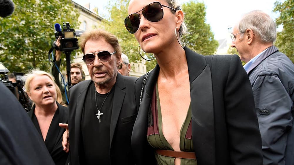 Johnny et Laeticia Hallyday aux obsèques de Mireille Darc, le 1er septembre 2017. Johnny et Laeticia Hallyday aux obsèques de Mireille Darc, le 1er septembre 2017.