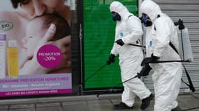 Des agents désinfectent les rues de Nice, le 26 mars 2020.