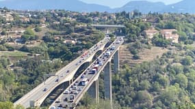 Le viaduc de Magnan, à Nice, le 29 septembre 2023 alors qu'un joueur de l'OGC Nice menace de sauter.