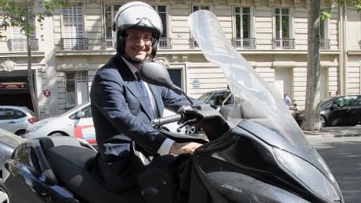François Hollande sur un scooter à Paris en mai 2011