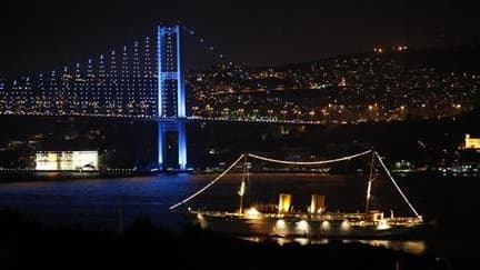 Le Savarona, yacht de 136 mètres qui appartint brièvement à Mustafa Kemal Atatürk, fondateur de la Turquie moderne, sur le Bosphore à Istanbul. Le bateau a été saisi par les autorités turques après la diffusion d'informations selon lesquelles il aurait ét