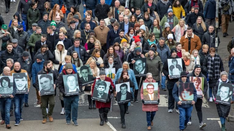 Une marche pour commémorer le 50e anniversaire du "Bloody Sunday", le 30 janvier 2022 à Londonerry, en Irlande du Nord
