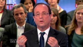 Invité de l'émission "Des paroles et des actes" sur France 2, François Hollande a estimé n'avoir "pas besoin de parler comme le Front national" pour tenter d'amener les électeurs de Marine le Pen à voter pour lui au second tour. /Copie du 26 avril 2012/RE