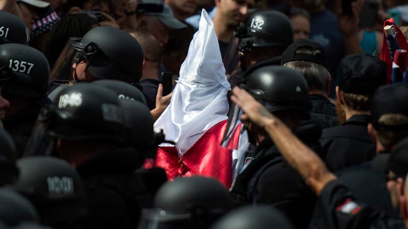 Un militant du KKK escorté par des policiers, le 8 juillet, à Charlottesville. 