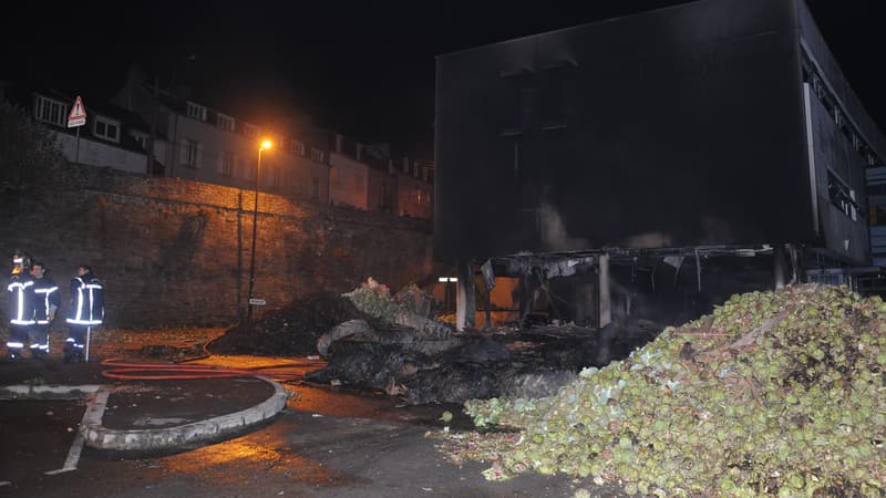 Le centre des impôts de Morlaix est complètement détruit par le feu à l'une de ses extrémités. 