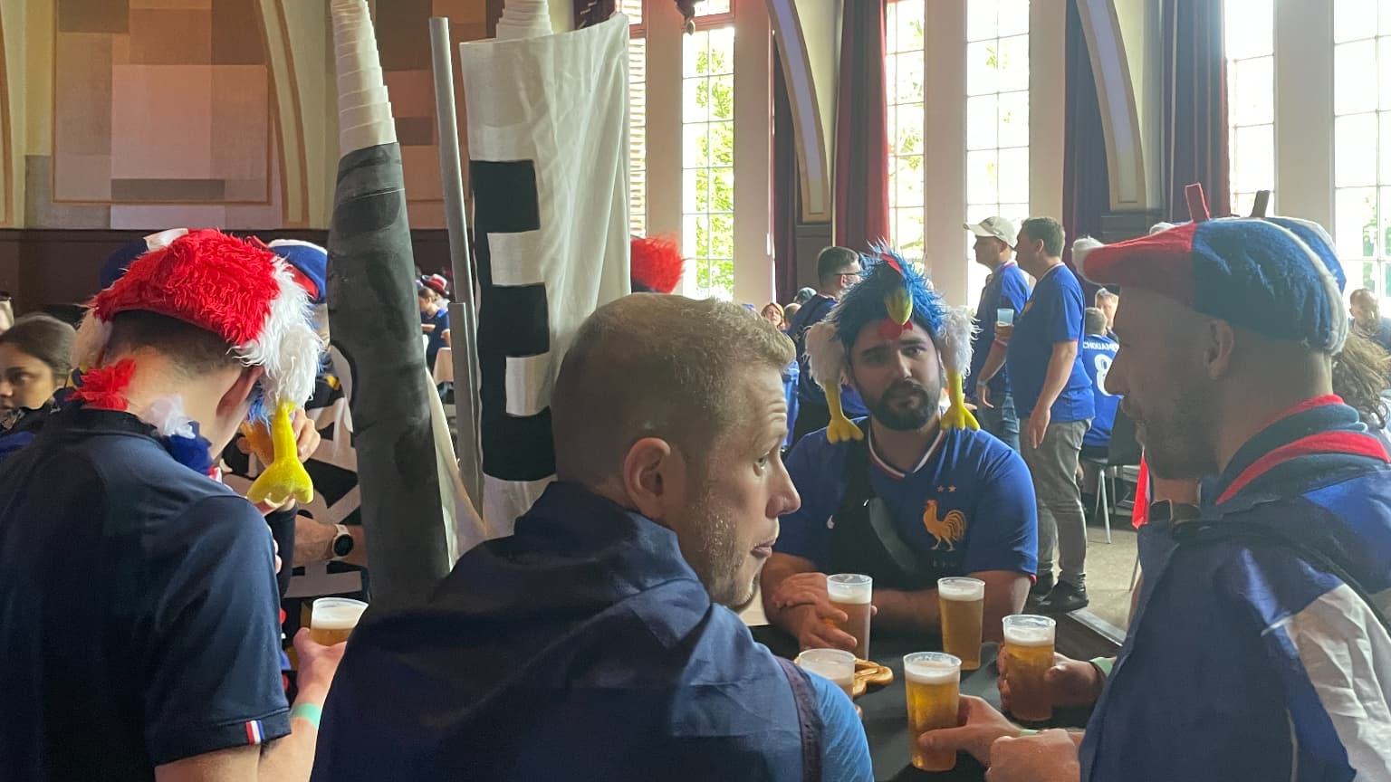 Des fans français à la Casa Bleue de Düsseldorf avant le match de l'Euro contre l'Autriche, le 17 juin 2024