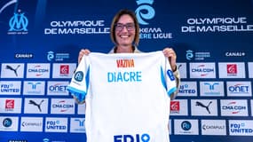 Corinne Diacre tout sourire lors de sa présentation à l'OM, le 8 octobre 2025