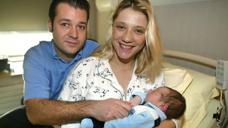 Pierre, premier père à prendre son congé paternité, pose, le 31 décembre 2001 à l'Institut mutualiste Montsouris à Paris 