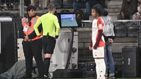 L'arbitre central Marc Bollengier consultant l'écran de contrôle de l'assistance vidéo à l'arbitrage (VAR), à Angers le 7 décembre 2024