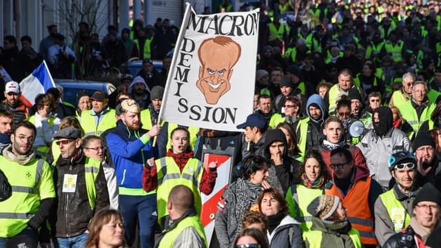 Une caricature d'Emmanuel Macron brandie lors d'une manifestation des gilets jaunes à Béziers, le 19 janvier 2019.