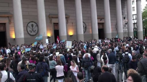 Les fidèles rassemblés devant la cahédrale de Bueno Aires