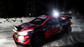 L'Estonien Ott Tänak (Hyundai) et son co-pilote Martin Jarveoja lors de la 8e spéciale du Rallye Arctique, à Siikakama en Finlande, le 27 février 2021