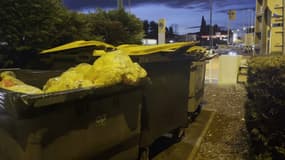 Des poubelles à Antibes le 8 mars 2023.