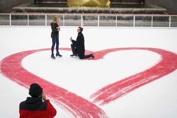 Un homme fait une demande en mariage publique sur une patinoire à New York (États-Unis), le 14 février 2018.