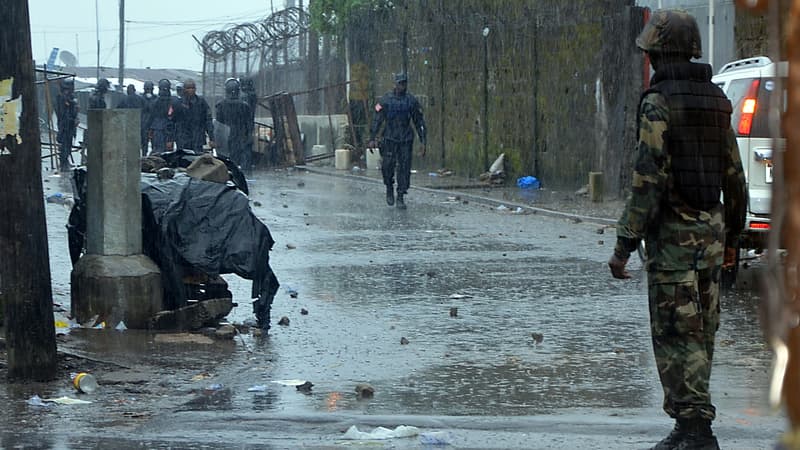 Les forces de l'ordre déployées autour du quartier de West Point à Monrovia, le 20 août 2014.