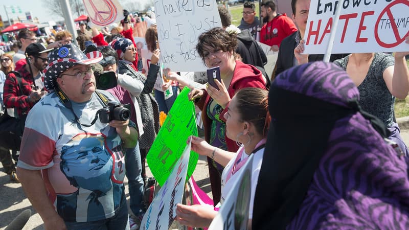 Des supporters et opposants à Donald Trump s'affrontent verbalement en marge d'un meeting dans le Wisconsin, le 29 mars. 