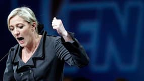 Marine Le Pen a accusé lundi le gouvernement de dissimuler les chiffres de l'immigration pour 2010, qui feraient à ses yeux de la France le "champion d'Europe" des autorisations de séjour et des naturalisations. La présidente du Front national a affirmé l